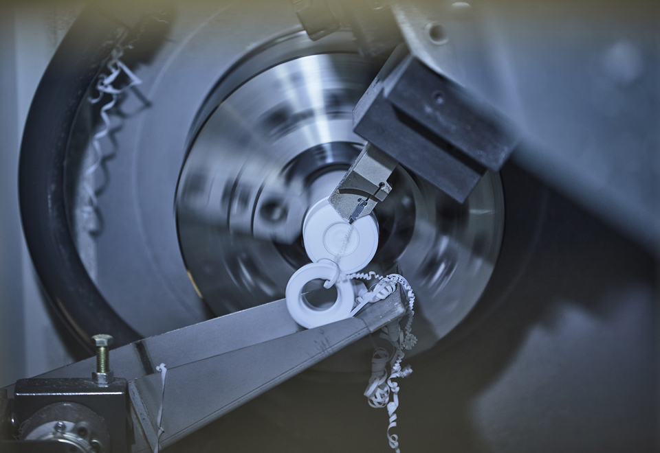 CNC-drejebænk drejer et emne i hvid teknisk plast hos Induflex