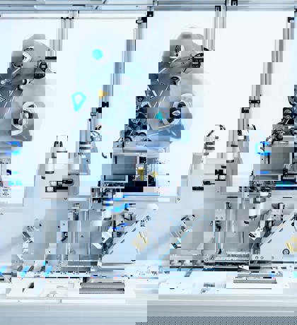 En etiketteringsmaskine fra LSS påfører etiketter