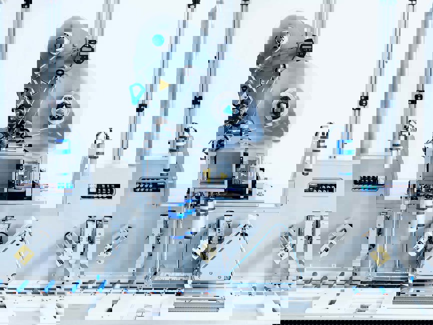 En etiketteringsmaskine fra LSS påfører etiketter