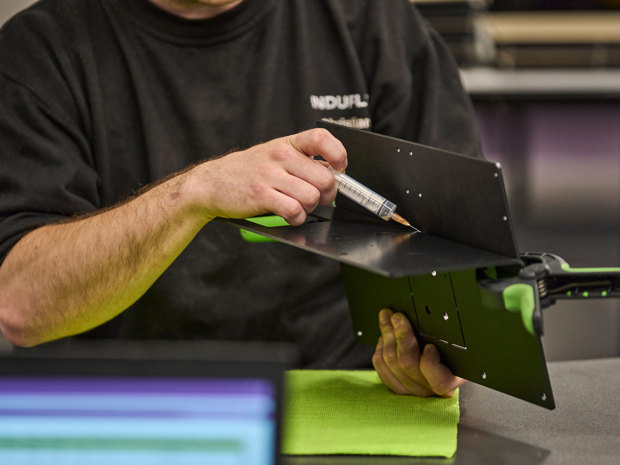 To dele i sort ABS limes sammen med en sprøjte med klar lim.