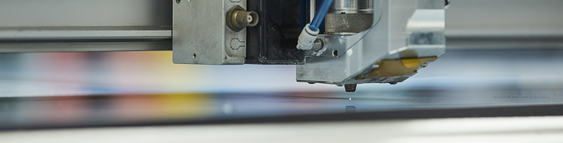 Laserskærer skærer i plast hos Induflex