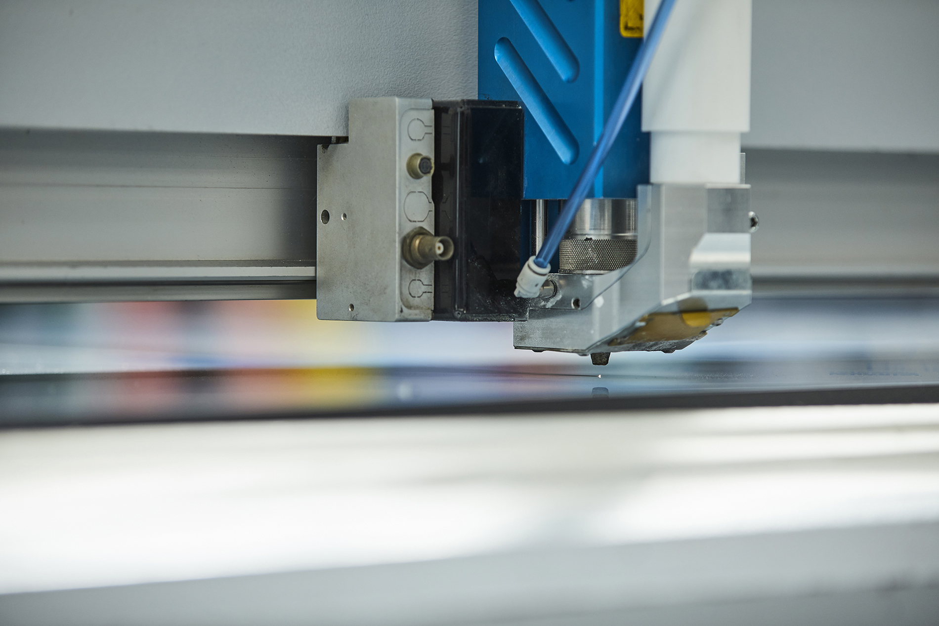 Laserskærer skærer i plast hos Induflex