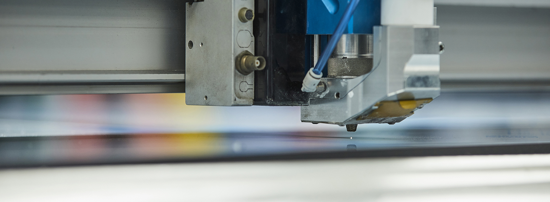 Laserskærer skærer i plast hos Induflex