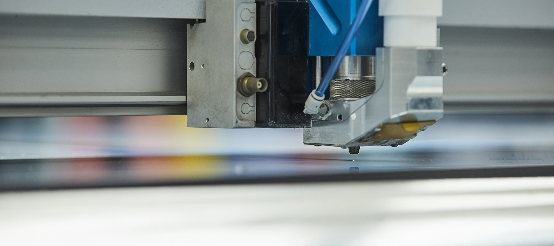 Laserskærer skærer i plast hos Induflex
