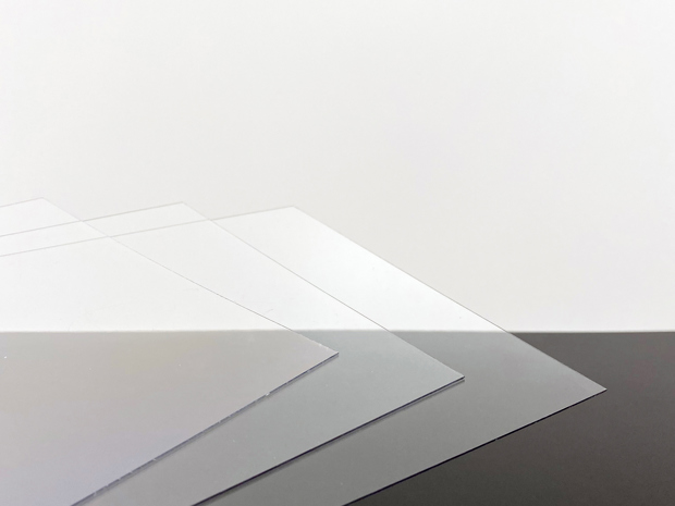 Plader af gennemsigtigt PET plast på sort og hvid baggrund