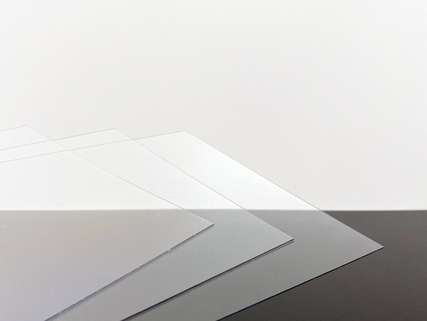 Plader af gennemsigtigt PET plast på sort og hvid baggrund