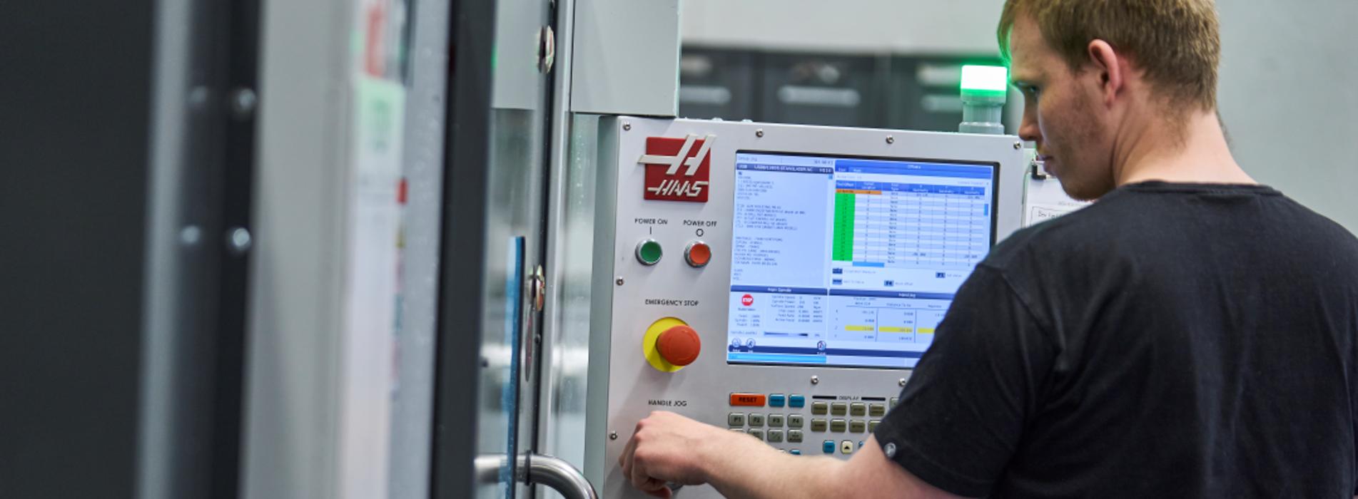 Industritekniker ved drejebænk.