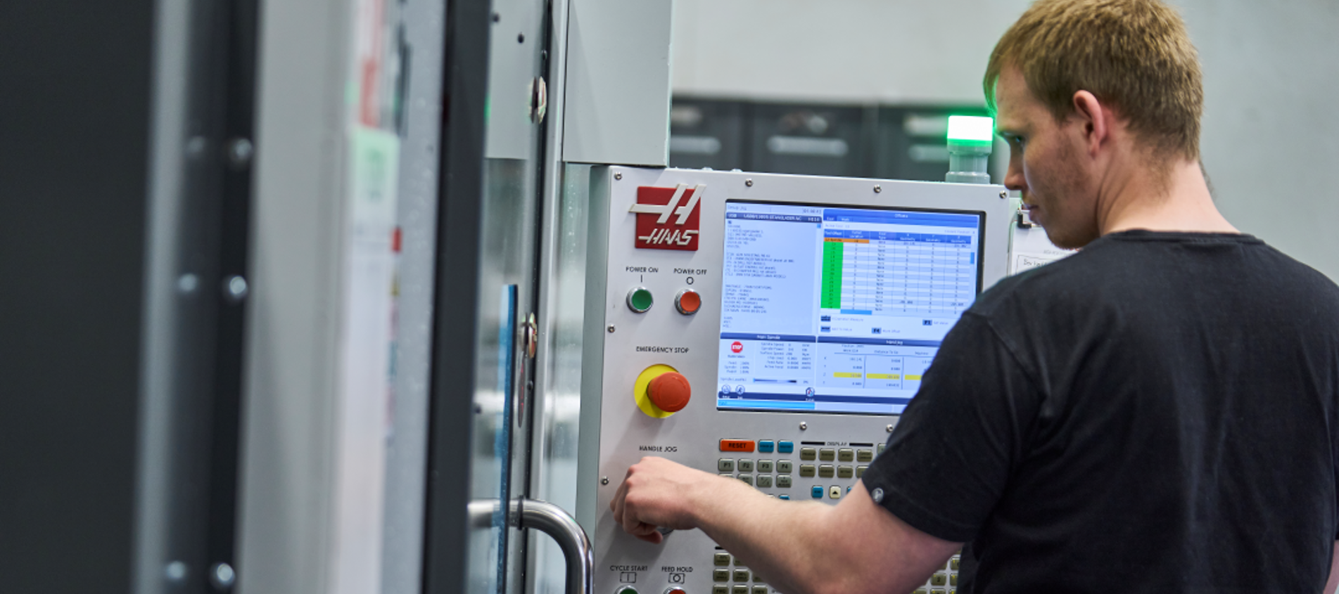 Industritekniker ved drejebænk.