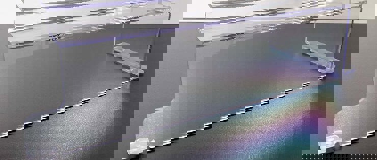 En afskærmning i polycarbonat, som er lyddæmpende og slagfast