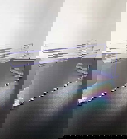 En afskærmning i polycarbonat, som er lyddæmpende og slagfast