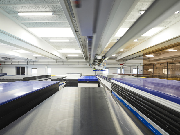 Automatisk pladelager med mange plastplader i forskellige tykkelser