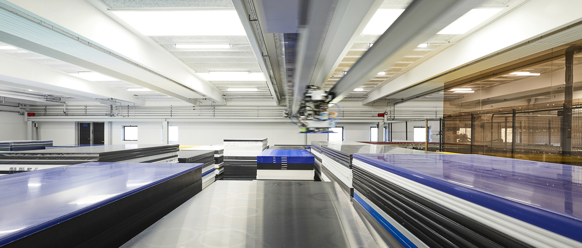 Automatisk pladelager med mange plastplader i forskellige tykkelser