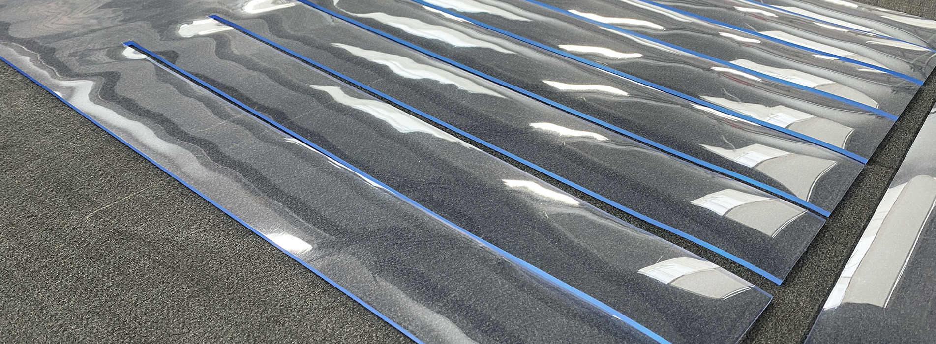 Et bændelgardin af blød PVC, der er skåret ud på skæreplotter.