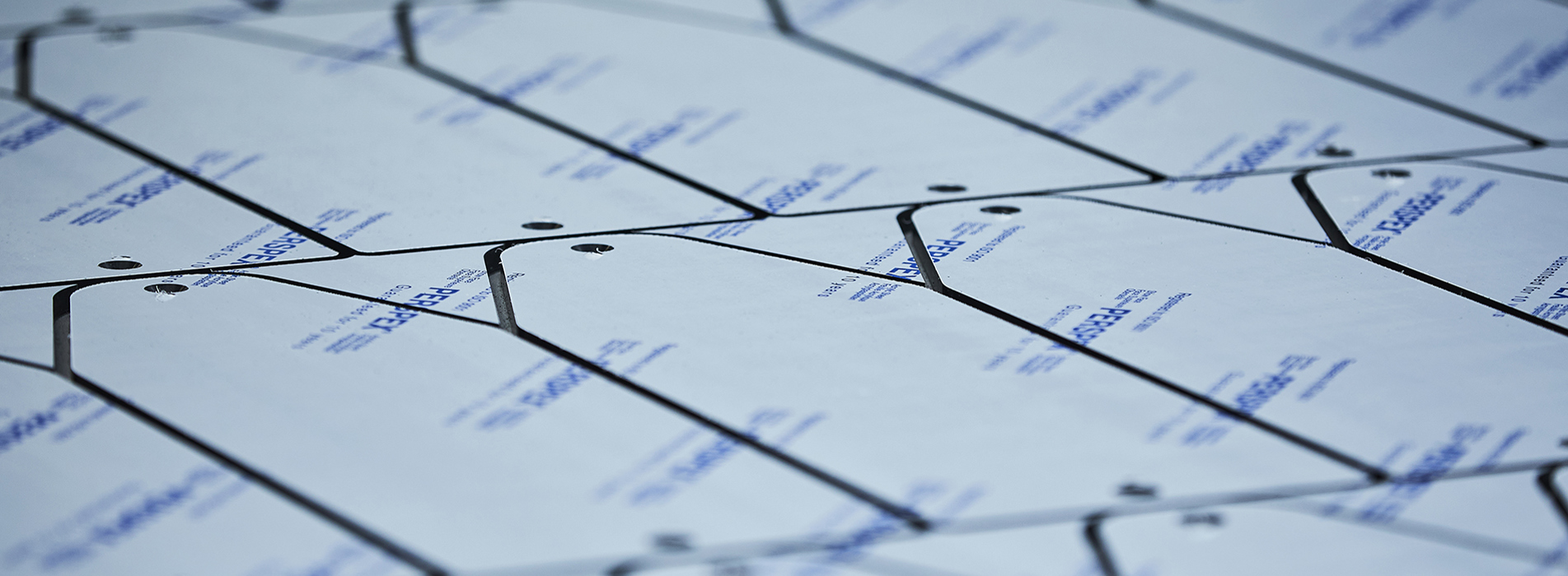 Udskårne emner i sort akryl skåret ud på plotter