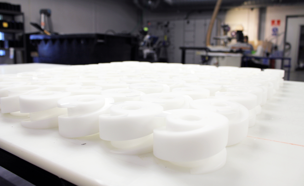 Dispenseringssnegle i hvid FKM plast er netop produceret