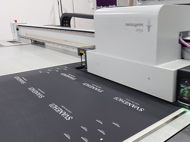 Digitalprinter printer logo på sort gummi