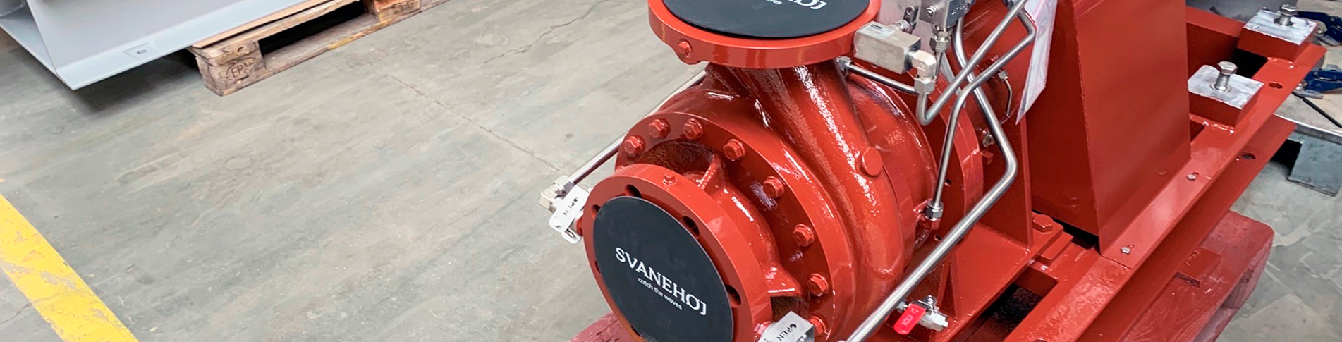 Rød pumpe med påmonteret flangebeskyttelse af gummi