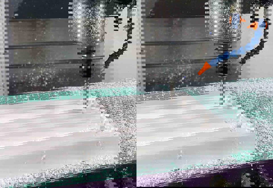 Hvid PTFE fræses på en tre-akset fræser