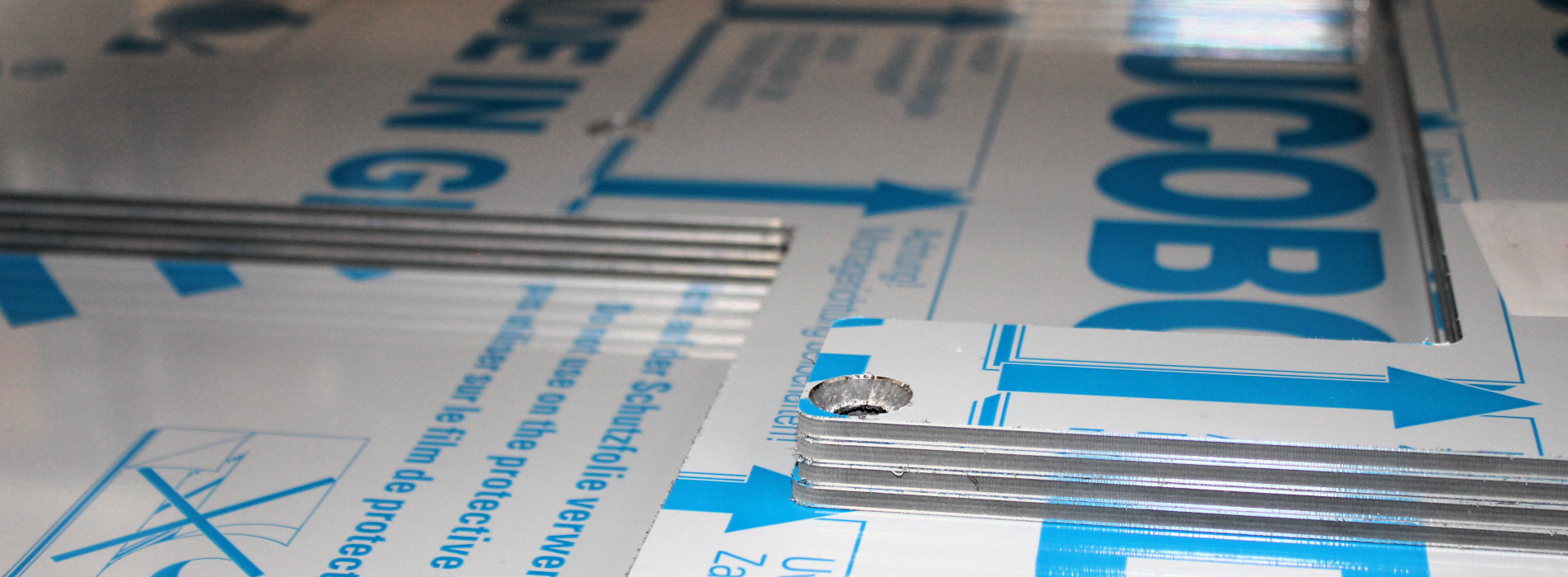 Aluminiumsandwichplader er gode til især inddækninger af maskiner.