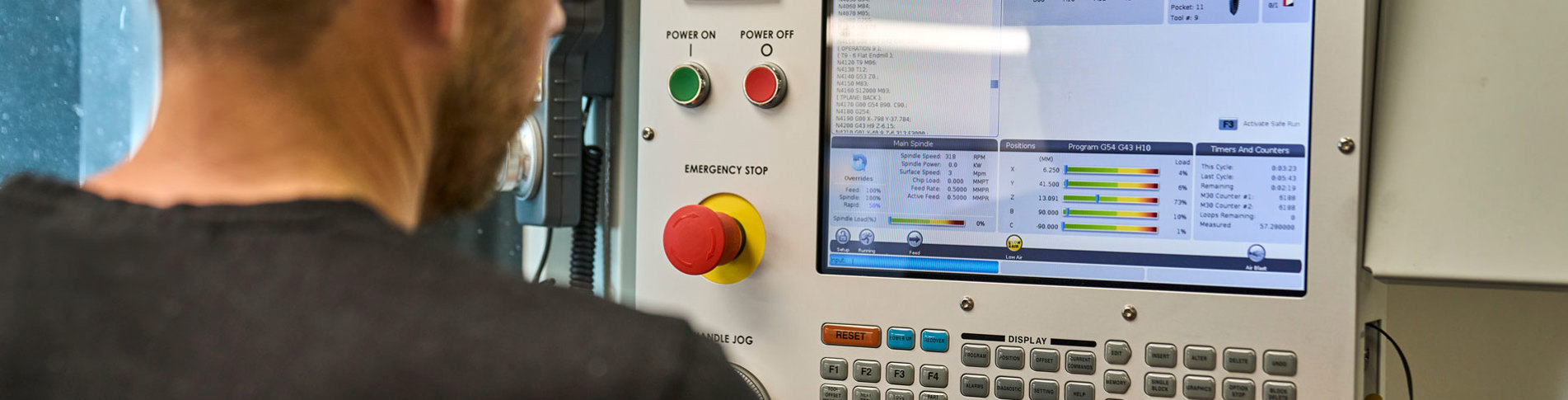 En industritekniker indstiller en maskine i Induflex’ produktion. 