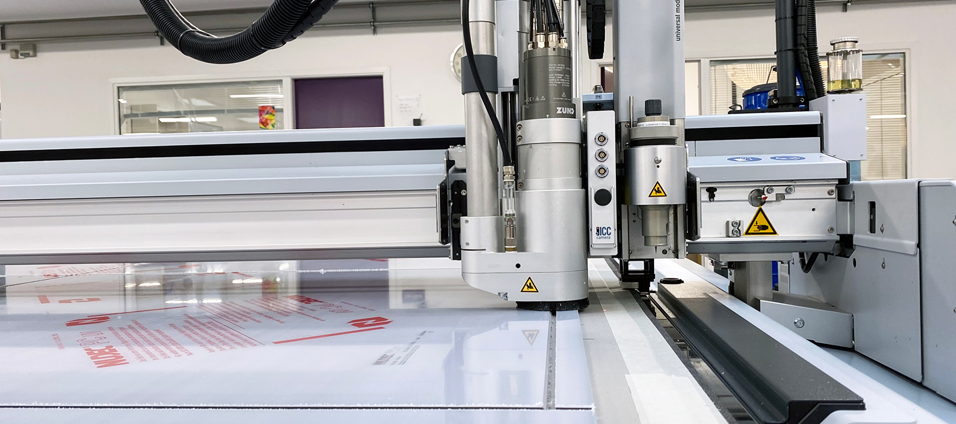 Skæreplotter skærer firkanter ud af en plade af polycarbonat