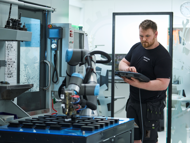 Industriteknikere med en af vores cobots. 