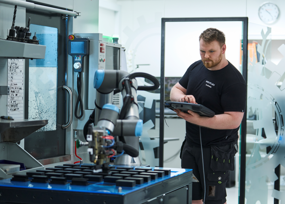 Industriteknikere med en af vores cobots. 