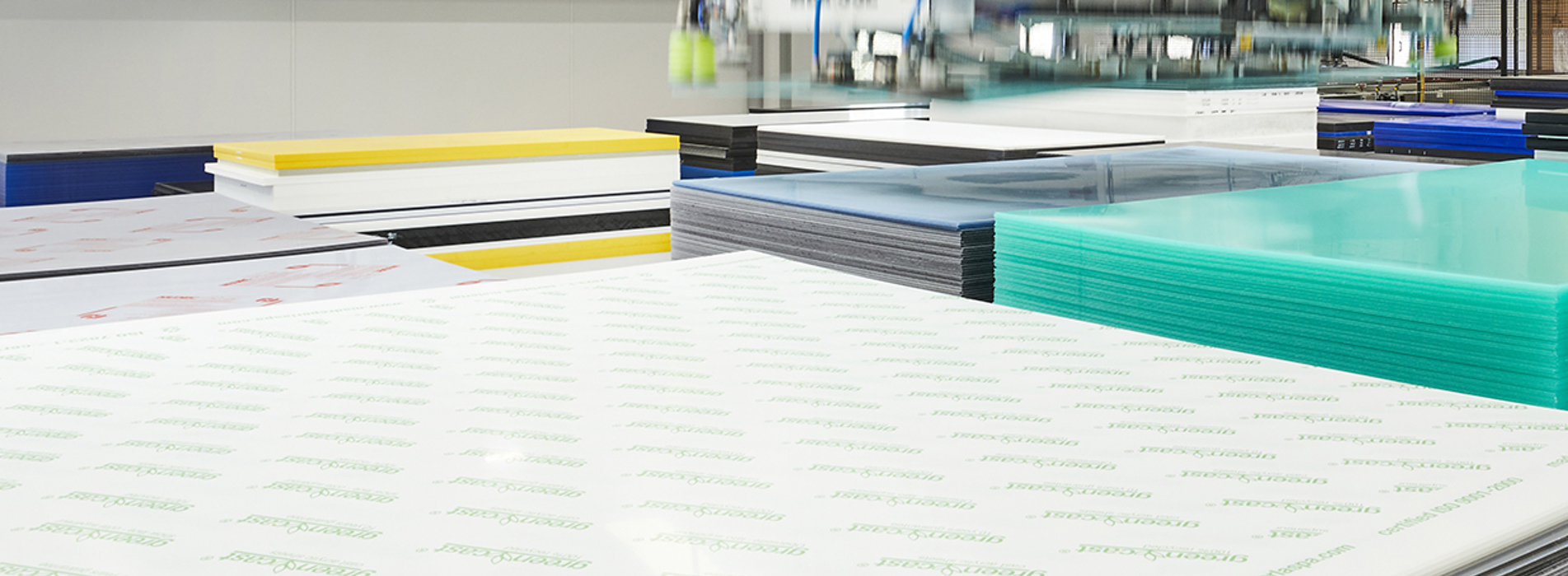 Kran henter plastplade i Induflex' automatiske pladelager