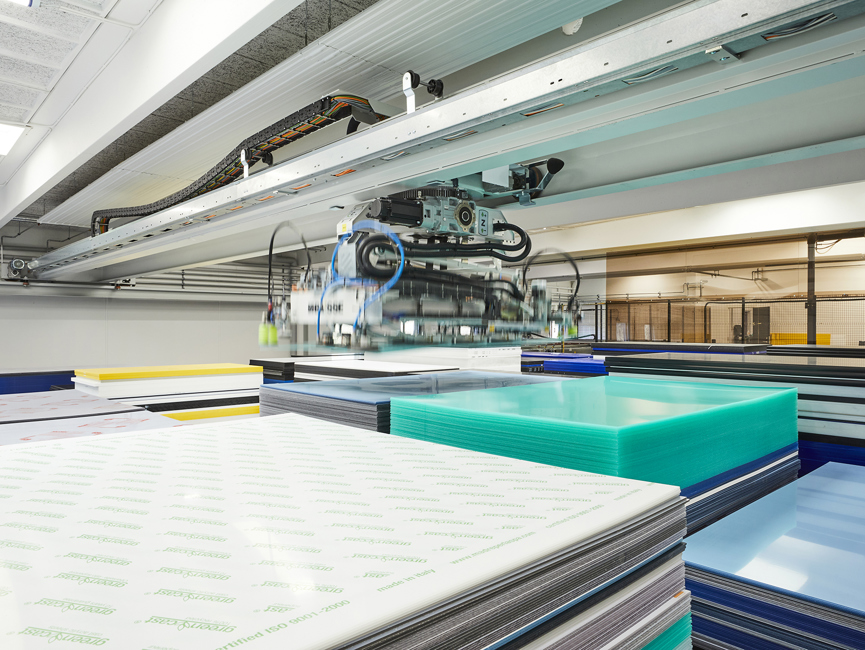 Kran henter plastplade i Induflex' automatiske pladelager