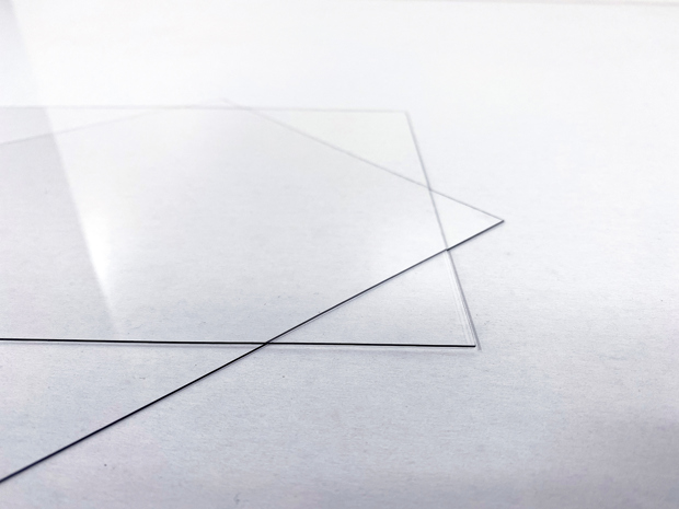 Gennemsigtig PET plast plader på hvid baggrund