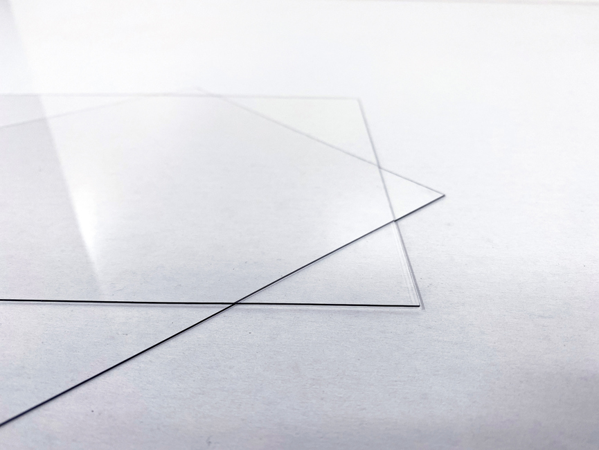 Gennemsigtig PET plast plader på hvid baggrund