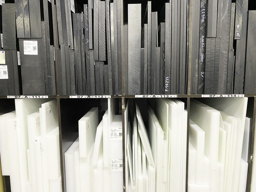 Et udsnit af Induflex' lager med teknisk plast i sort og hvid