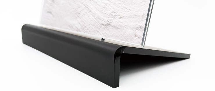 Bukket fod påi sort akryl på en skilteholder i klar akryl