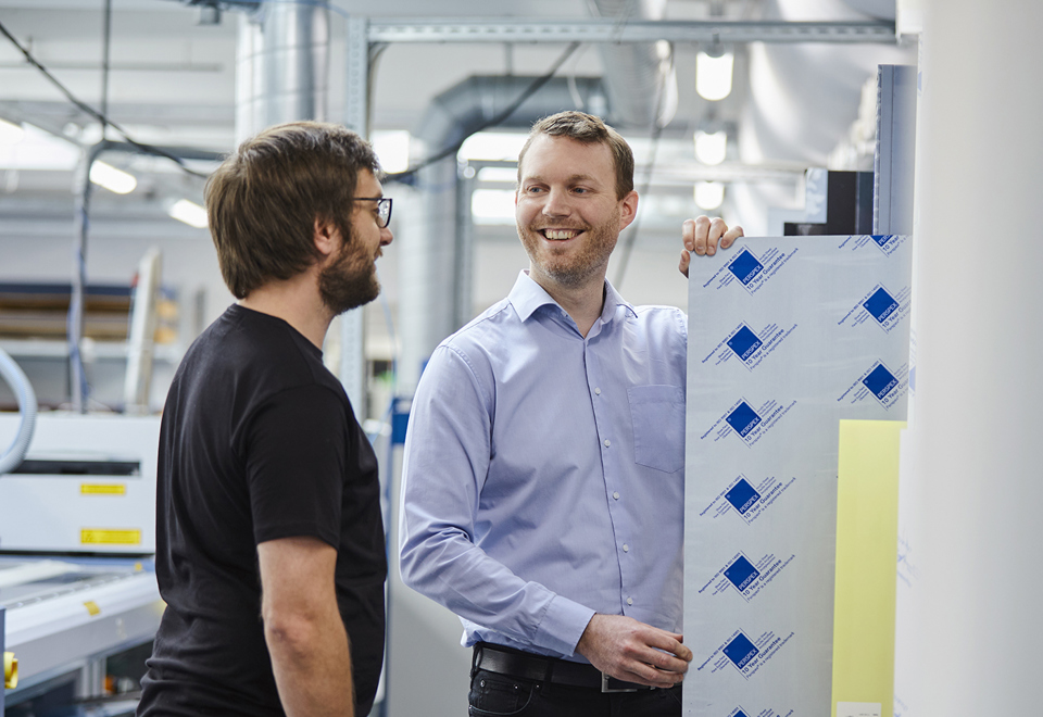 Industritekniker og teknisk chef udvælger en plastplade fra Induflex' lager