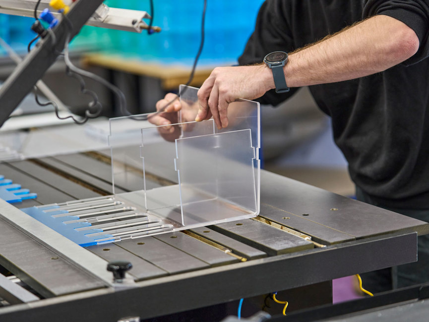 Et akryldisplay varmbukkes af en medarbejder hos Induflex.