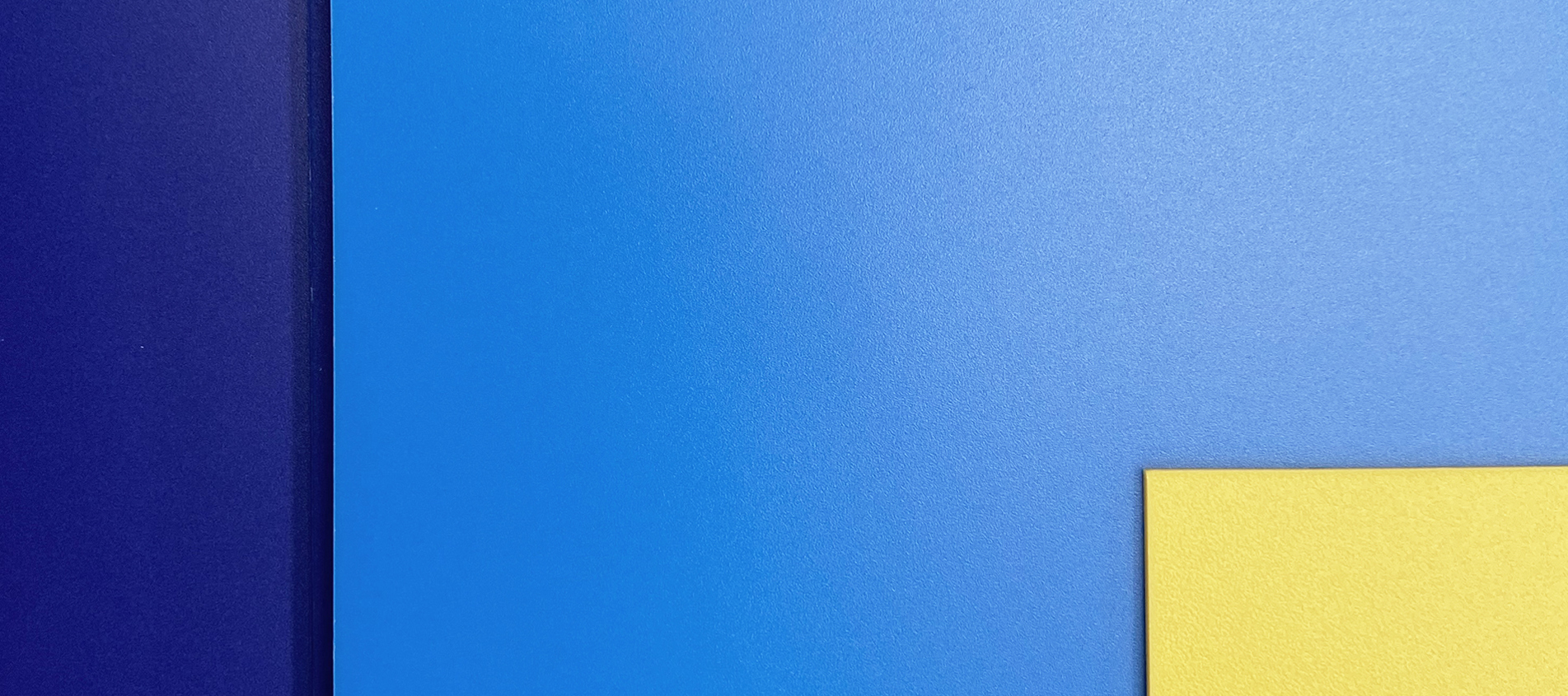 Tre plader polypropylen, en gul, en lyseblå og en mørkeblå