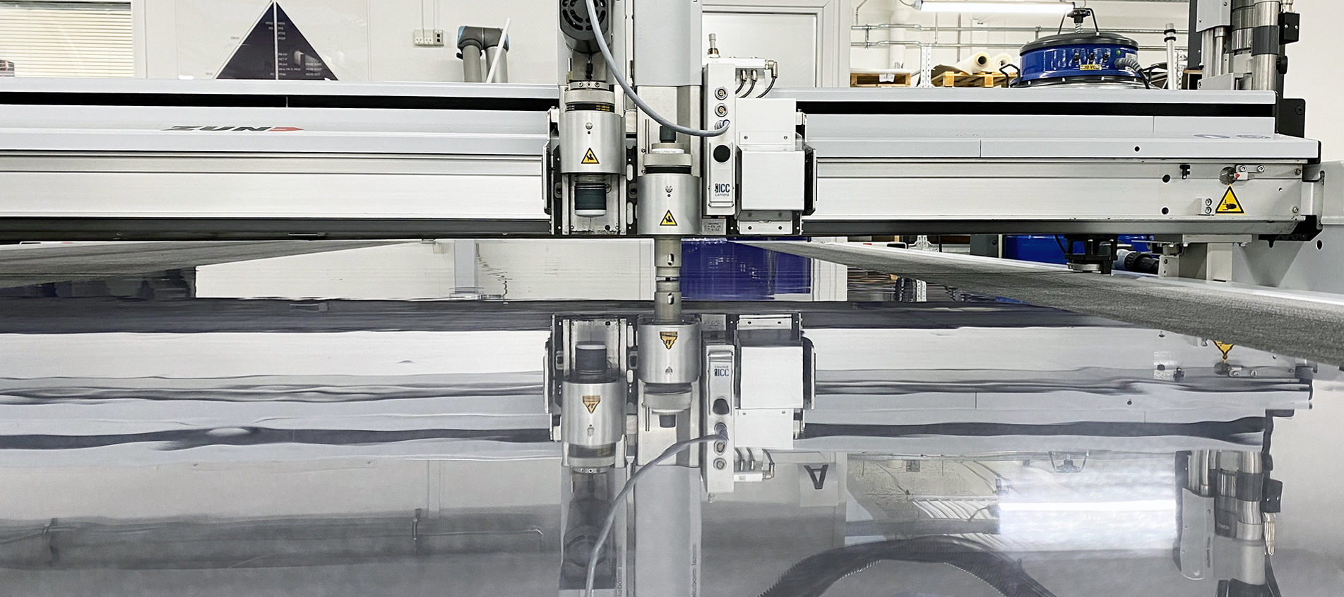 Blød PVC skæres på en skæreplotter.