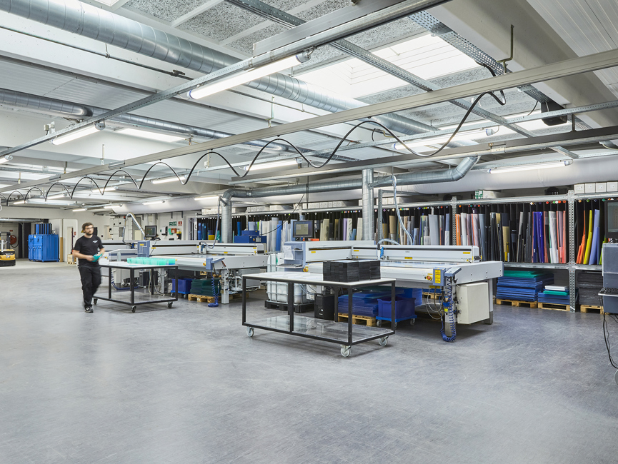 Laserhal med tre laserskærer og akryl hos Induflex i Støvring 