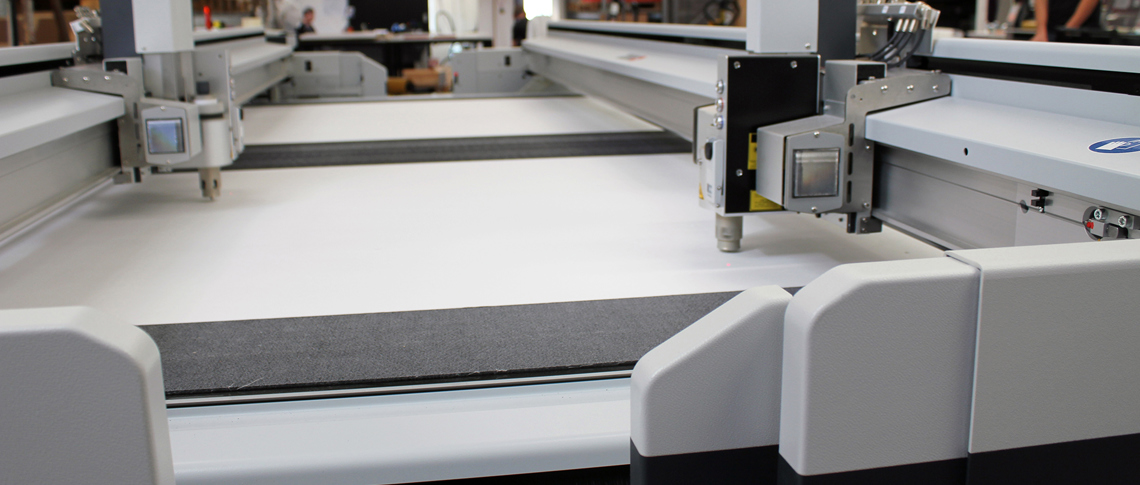 Cutting plotter with two cutting heads cutting packing of insulating materials at Induflex