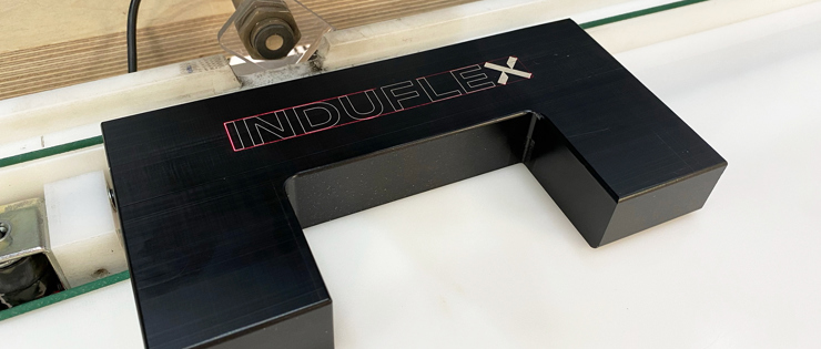 Lasergravering i sort POM