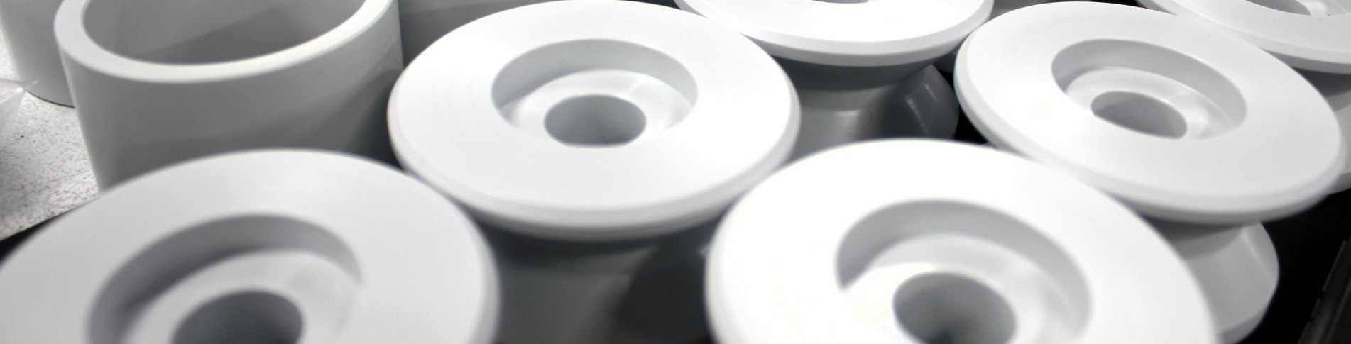Større serieproduktion af PTFE emner.