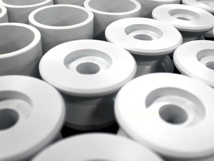 Større serieproduktion af PTFE emner.