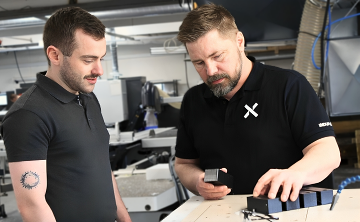 PTA og sælger vender sort plastemne i produktionen.