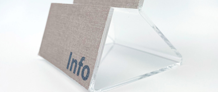 Brochureholder i klar akryl med Veilish-folie og print