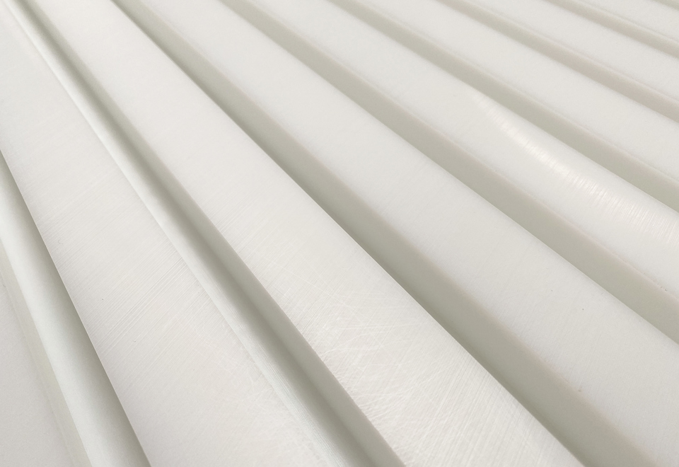 Hvide stænger i materialet PTFE