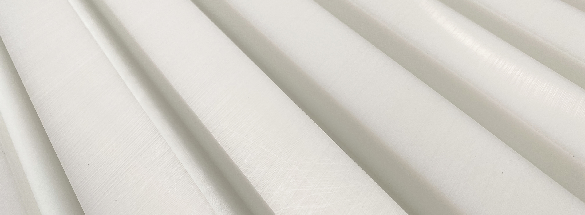 Hvide stænger i materialet PTFE