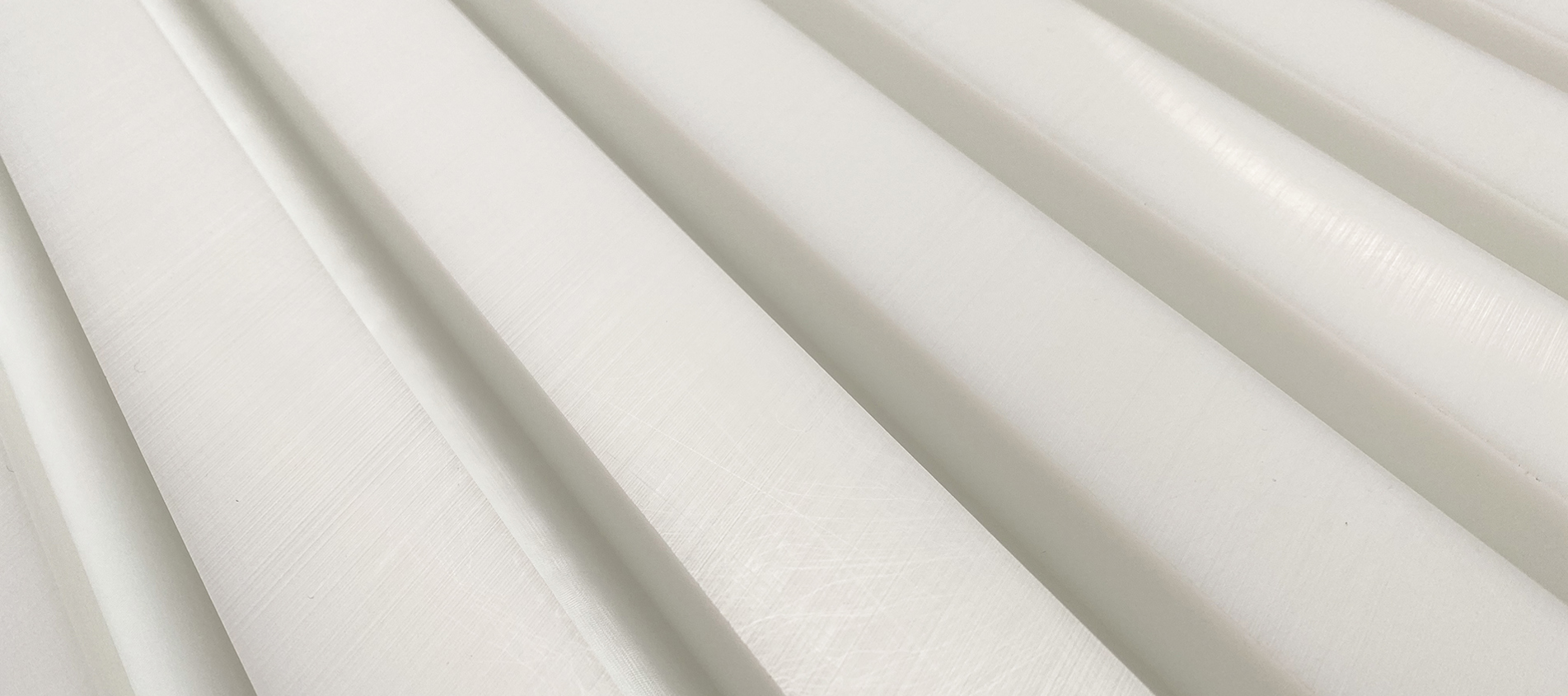 Hvide stænger i materialet PTFE