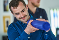 Plastspecialist tjekker overflader på plastemne.