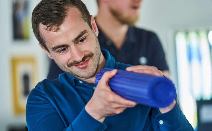 Plastspecialist tjekker overflader på plastemne.