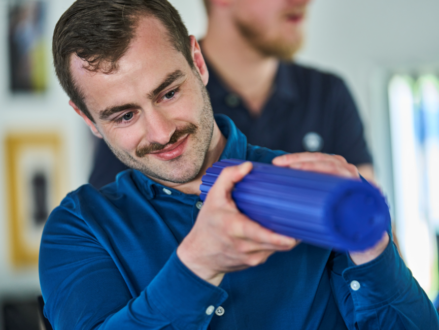 Plastspecialist tjekker overflader på plastemne.